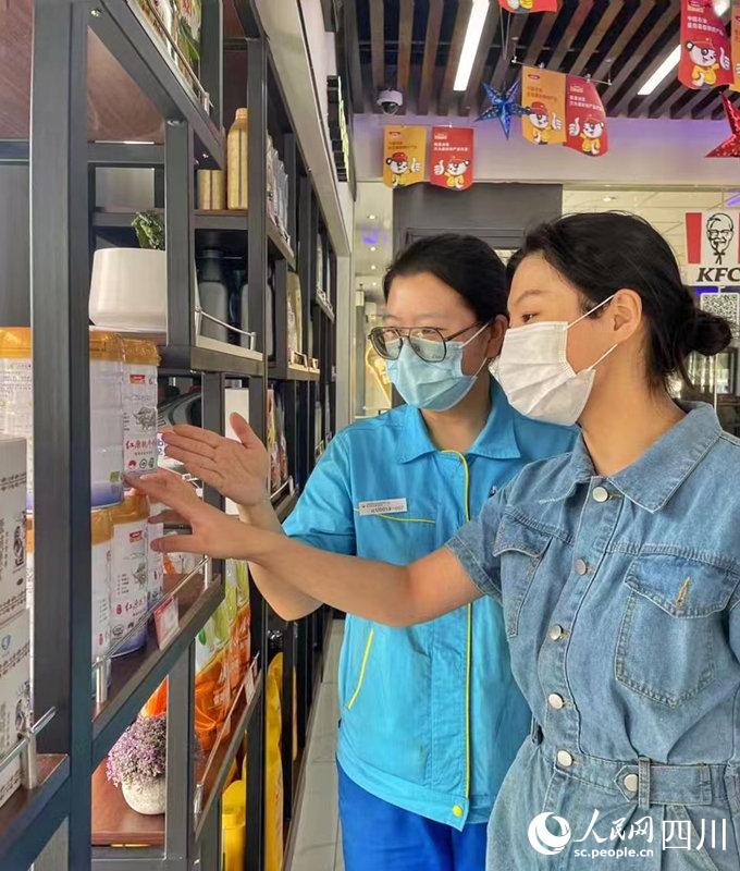 顧客可以在川內(nèi)中國(guó)石油加油站便利店內(nèi)選購(gòu)到品質(zhì)純正的紅原奶粉。張霞攝