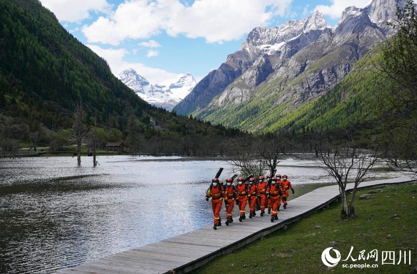 沿著海子旁的棧道攜裝巡護(hù)。程雪力攝