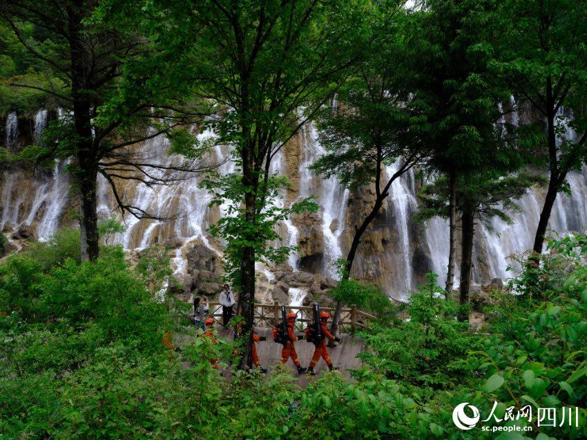 消防救援人員在景區(qū)內(nèi)各個(gè)景點(diǎn)巡護(hù)。程雪力攝