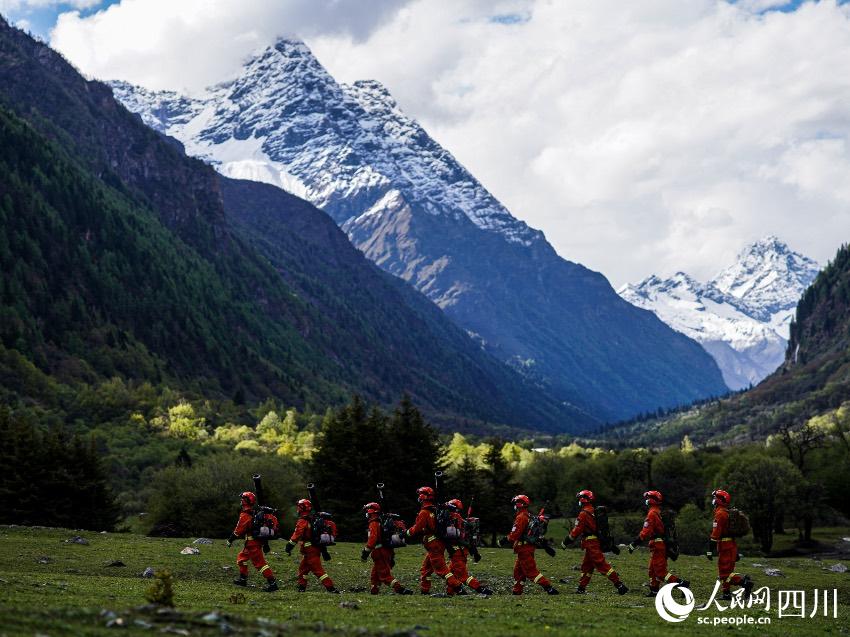四姑娘山靠前駐防分隊(duì)在四姑娘山下攜裝巡護(hù)。程雪力攝