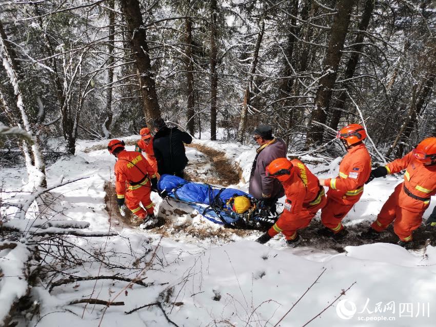 四姑娘山靠前駐防分隊(duì)緊急救援登山墜崖游客。程雪力攝