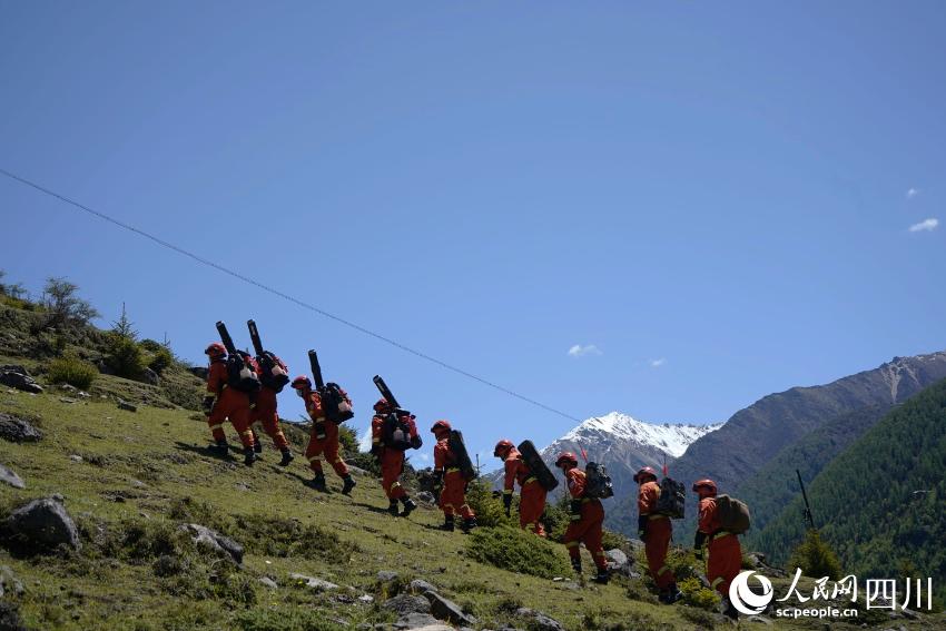 用腳步丈量四姑娘山。程雪力攝