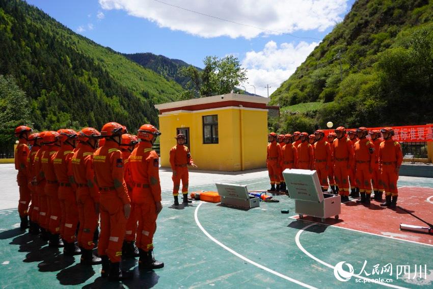 四姑娘山靠前駐防分隊(duì)開展山岳救援訓(xùn)練。程雪力攝