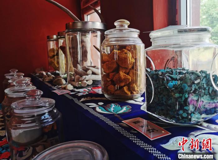 圖為唐卡繪畫(huà)礦物顏料展示?！?zhí)砀?攝