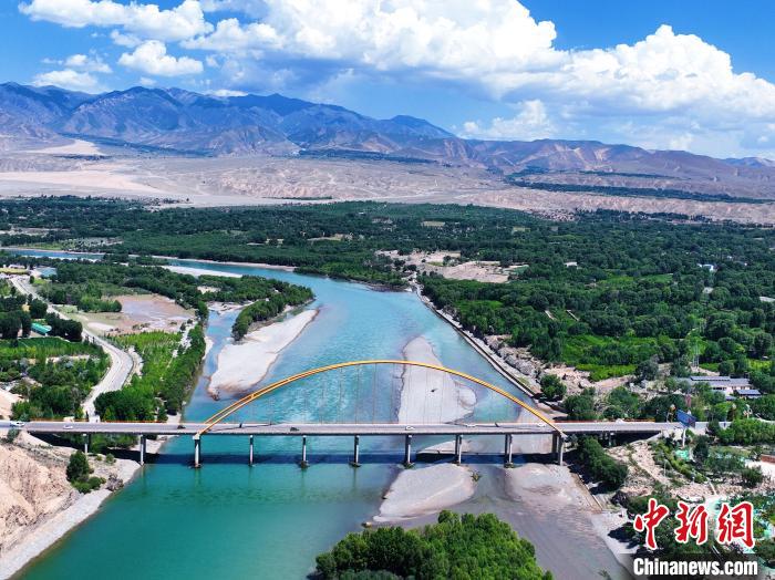 航拍貴德縣黃河岸畔綠意盎然?！●R銘言 攝