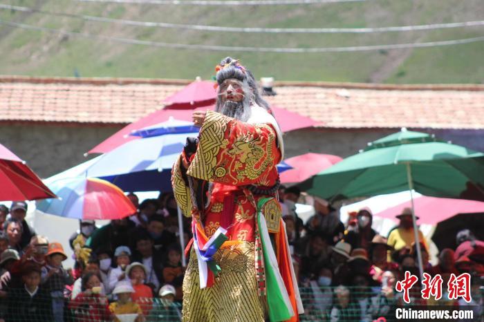 圖為觀眾們觀看表演?！“喱斂h文體旅游廣電局 供圖