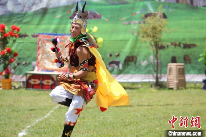 圖為演出人員表演現(xiàn)場?！“喱斂h文體旅游廣電局 供圖