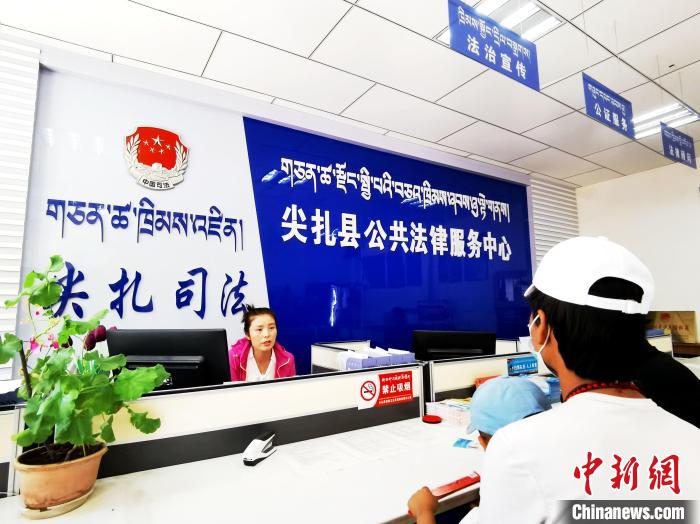 （人民幸福生活）探訪青海尖扎法律援助中心：應援盡援，給弱勢群體筑法律后盾