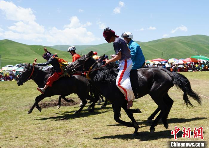 圖為選手進(jìn)行3000米賽馬比賽?！●R銘言 攝