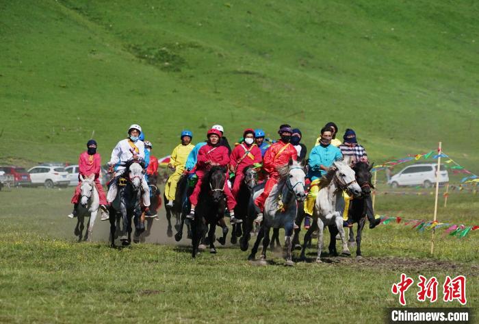 圖為選手進(jìn)行3000米賽馬比賽?！●R銘言 攝