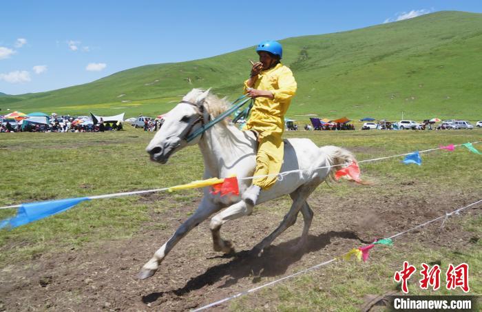 圖為選手進(jìn)行3000米賽馬比賽?！●R銘言 攝