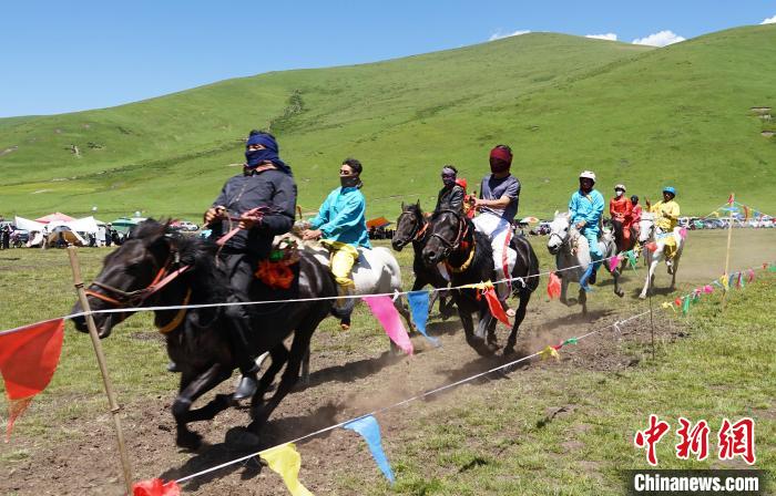 圖為選手進(jìn)行3000米賽馬比賽?！●R銘言 攝