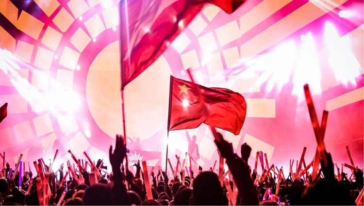 歌迷與歌手互動(dòng)。阿壩州新聞傳媒中心供圖