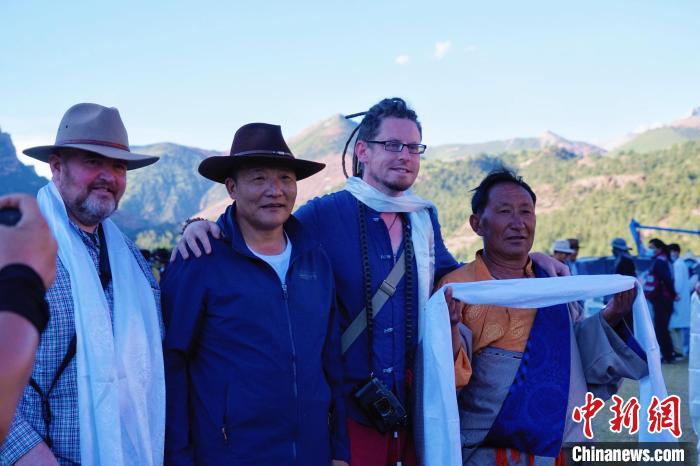 圖為當(dāng)?shù)孛癖娕c外籍?dāng)z影師合影留念?！●R銘言 攝