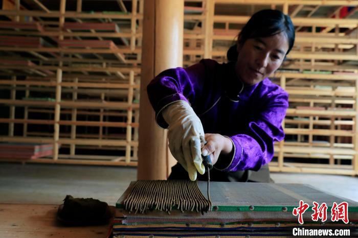 擠壓成香?！⊥趵?攝