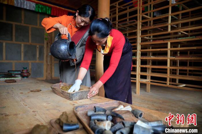 調(diào)合香團?！⊥趵?攝