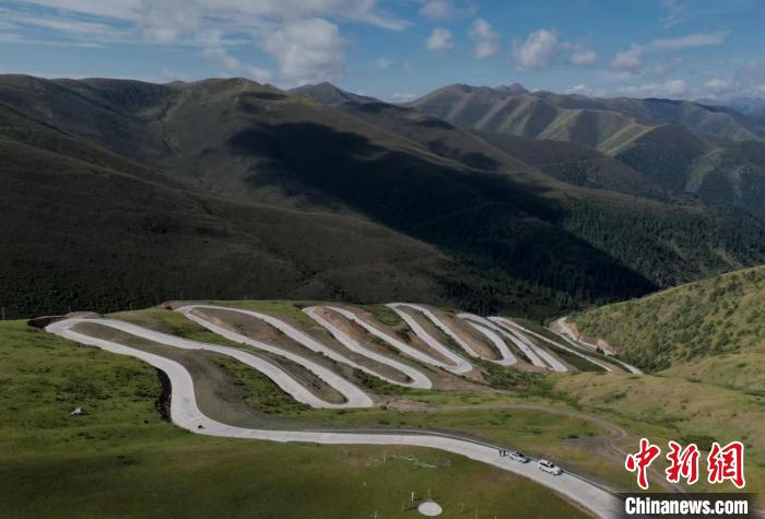 四川壤塘上藍天路:沿線居民致富的幸福“天路”