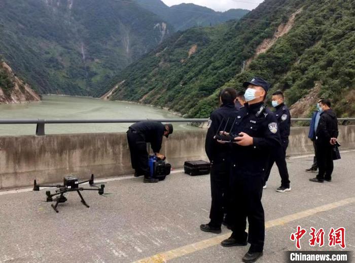 民警組成的搜尋隊(duì)利用無人機(jī)在震區(qū)開展空中巡查?！「首沃莨簿止﹫D