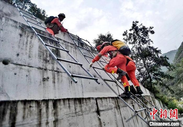 四川消防救援人員開(kāi)展救援?！∷拇ㄏ?供圖