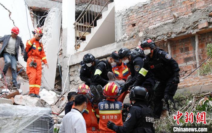 四川消防救援人員開(kāi)展救援?！∷拇ㄏ?供圖