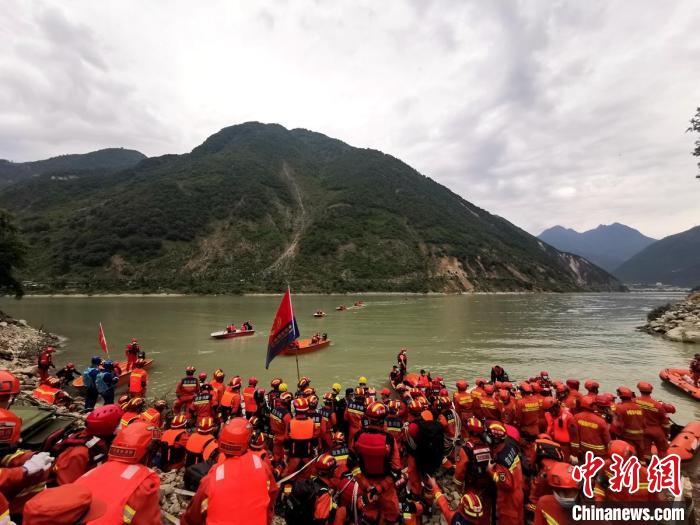 四川消防救援人員開(kāi)展救援?！∷拇ㄏ?供圖