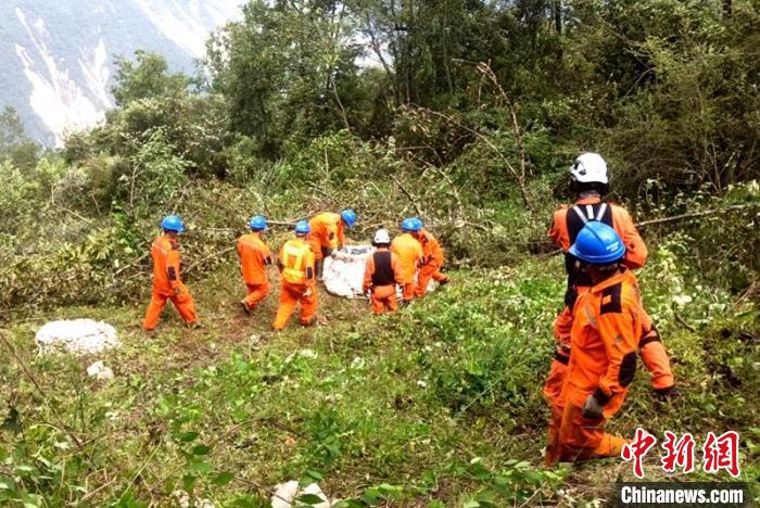 海拔1950米唐29號(hào)塔位搶險(xiǎn)隊(duì)員正搬運(yùn)直升機(jī)吊運(yùn)上山的搶險(xiǎn)材料?！⌒鞈c明 攝
