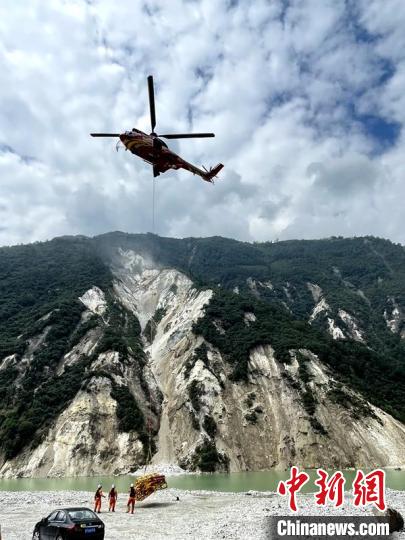 直升機(jī)正在運(yùn)輸110千伏唐下線應(yīng)急塔塔材?！⌒l(wèi)科 攝