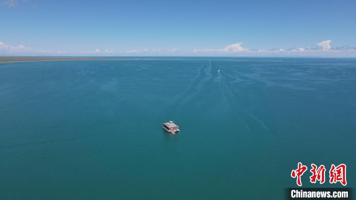 圖為航拍夏日青海湖。　李江寧 攝
