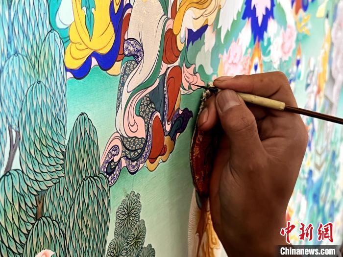 圖為畫(huà)師繪畫(huà)唐卡?！●R文莉 供圖