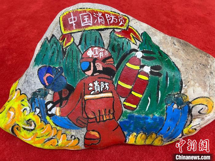 圖為玉樹(shù)消防指戰(zhàn)員創(chuàng)作的石頭畫(huà)作品《沖鋒有我》?！O瑞祥 攝