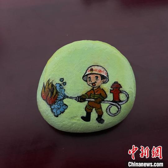 圖為玉樹(shù)消防指戰(zhàn)員創(chuàng)作的石頭畫(huà)作品《小小消防員》?！O瑞祥 攝