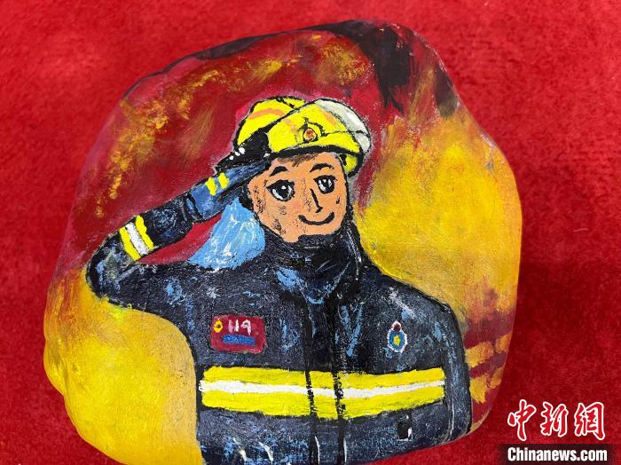 圖為玉樹(shù)消防指戰(zhàn)員創(chuàng)作的石頭畫(huà)作品《請(qǐng)祖國(guó)和人民放心》。　孫瑞祥 攝