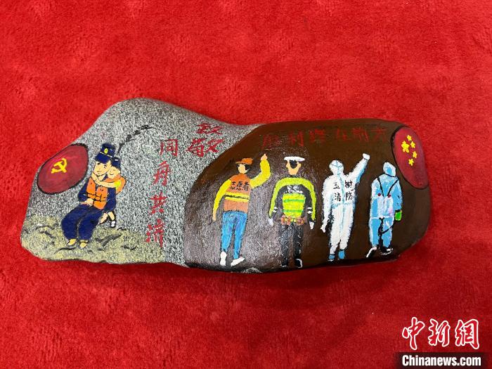 圖為玉樹(shù)消防指戰(zhàn)員創(chuàng)作的石頭畫(huà)作品《致敬“抗疫戰(zhàn)線”逆行的所有人》?！O瑞祥 攝