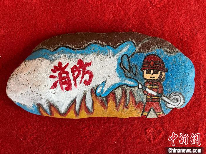 圖為玉樹(shù)消防指戰(zhàn)員創(chuàng)作的石頭畫(huà)作品《永遠(yuǎn)沖鋒在前》?！O瑞祥 攝