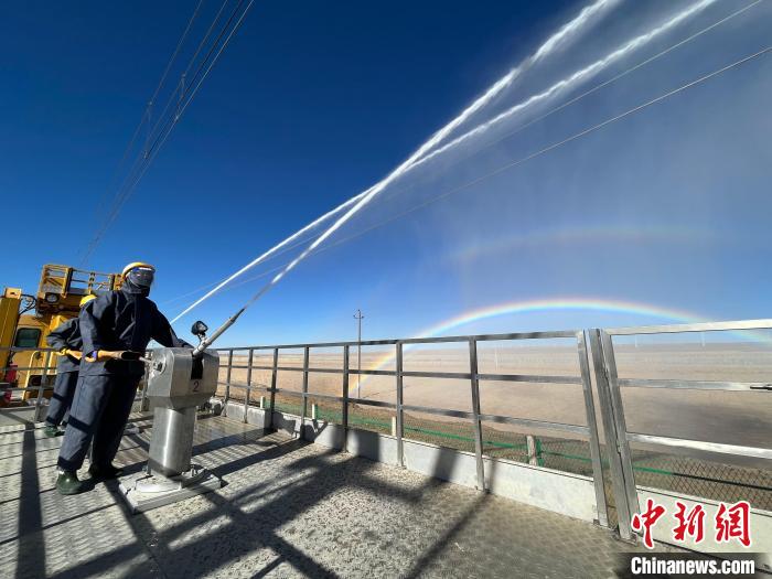 圖為水炮手在操作高壓水炮?！「邌⒑?攝