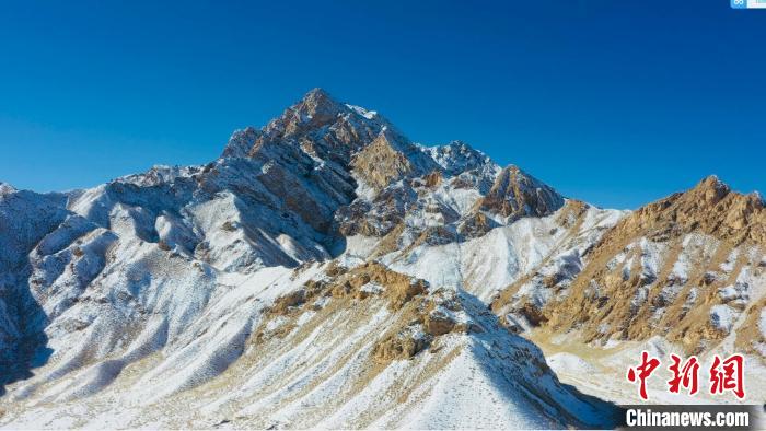圖為山川被白雪覆蓋，與藍(lán)天相互呼映?！《继m縣融媒體中心供圖