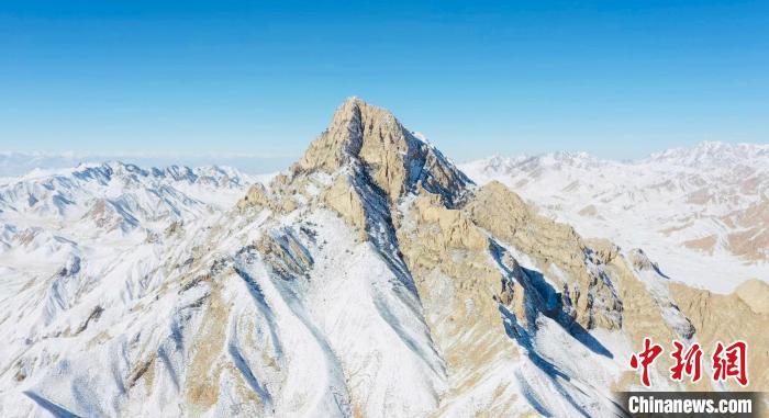 圖為山川被白雪覆蓋。　都蘭縣融媒體中心供圖