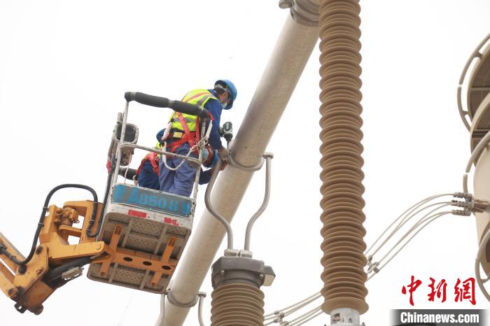 圖為國網(wǎng)青海超高壓公司變電檢修人員正在開展設(shè)備檢修工作?！≈煲闳?攝