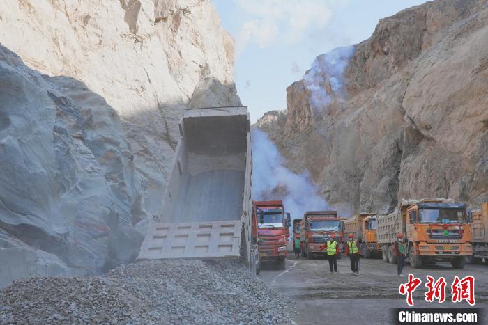 圖為大壩填筑現(xiàn)場(chǎng)?！∷娝木止﹫D