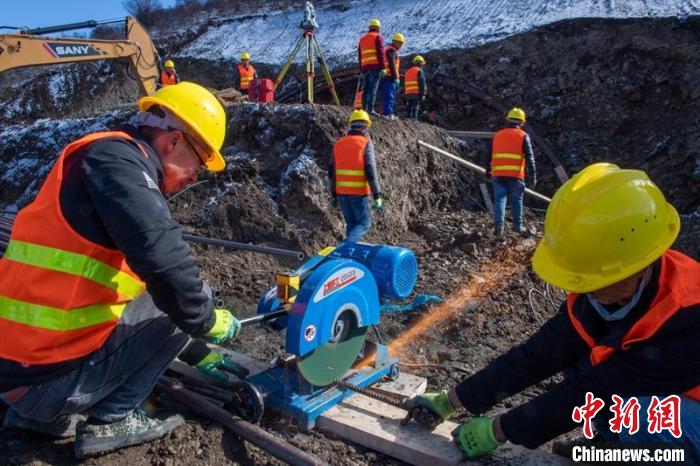 西成高鐵紅原2號隧道出口忙碌的工人師傅。　劉忠俊 攝