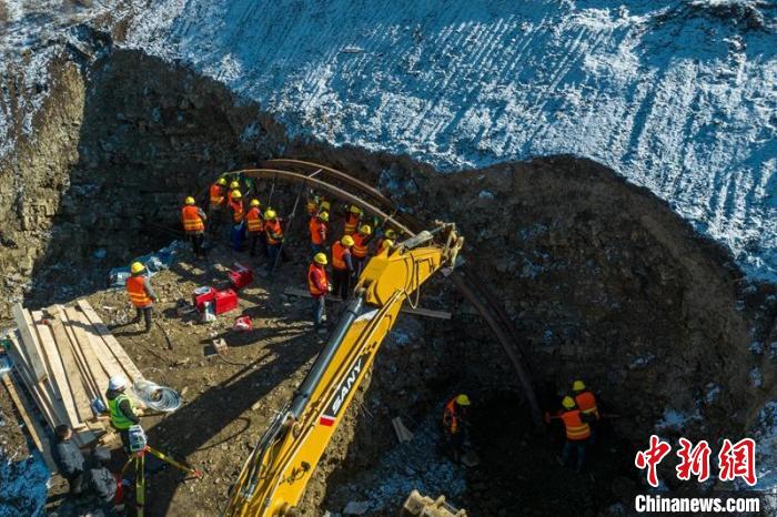 西成高鐵紅原2號隧道出口工人師傅正在進(jìn)行導(dǎo)向墻、管棚施工作業(yè)?！⒅铱?攝