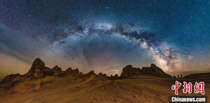 資料圖為冷湖賽什騰山天文臺(tái)址的星空?！±浜I(yè)園區(qū)供圖