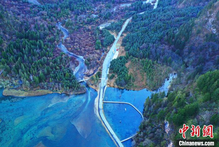 畢棚溝景區(qū)風光?！“苍?攝