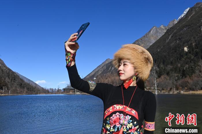 游人在畢棚溝景區(qū)拍照留念。　安源 攝