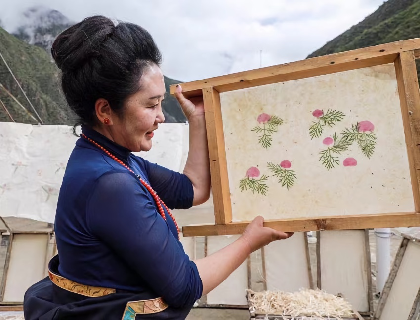 充巴傳統(tǒng)藏紙。德格縣融媒體中心供圖