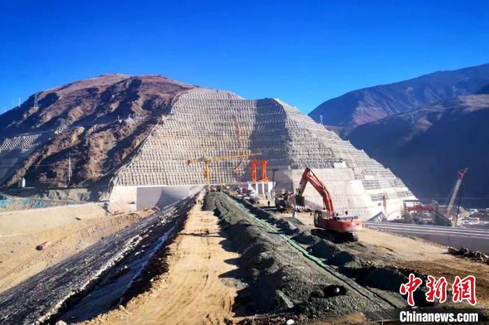 巴塘水電站大壩封頂現(xiàn)場?！≈袊材艿谌こ叹止﹫D