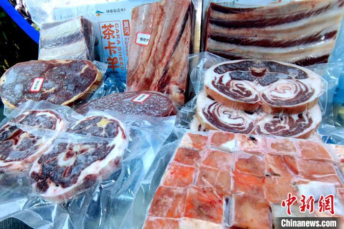 圖為前來(lái)參展的柴達(dá)木肉類?！±铍h 攝