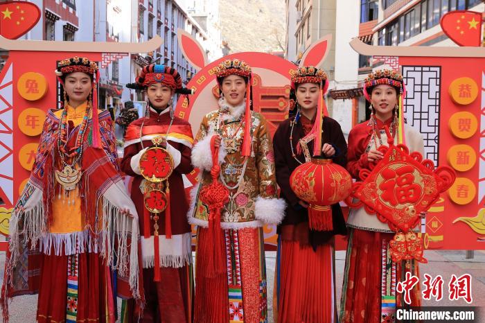 丹巴美女送祝福，迎新年。　李永安 攝