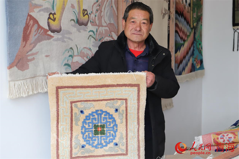 楊永良展示作品。人民網(wǎng) 況玉攝