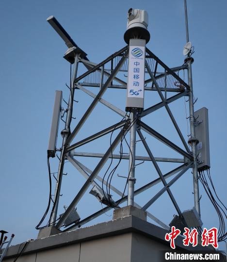 資料圖為建在龍羊峽湖區(qū)內(nèi)的5G基站?！∏嗪Ｒ苿?dòng)海南分公司供圖